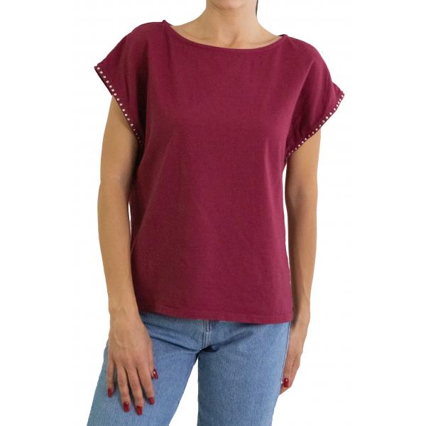Maglia con scollo a barca con dettagli borchie sulla manica 